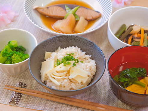 筍の炊き込みご飯とお吸い物、煮魚、菜の花のおひたしなど