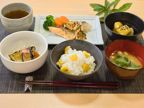 栗のおこわとお味噌汁、焼き鮭、茄子の揚げびたしなど