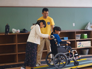 近隣小学校での介護体験教室