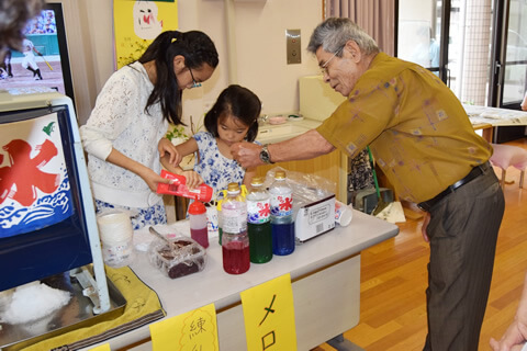 在宅サービスセンター ひので理想郷の園 縁日のかき氷屋さんの様子