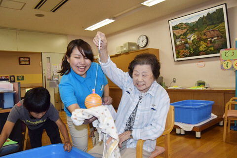 在宅サービスセンター ひので理想郷の園 縁日のヨーヨー釣りの様子