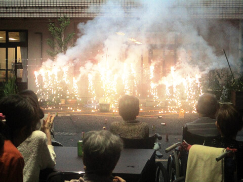 特別養護老人ホーム ひのでホームの夏祭りの花火