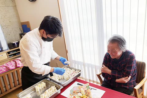 小規模多機能型居宅介護施設 サンライズむつみ橋でランチ＆デザートビュッフェを楽しむご利用者様