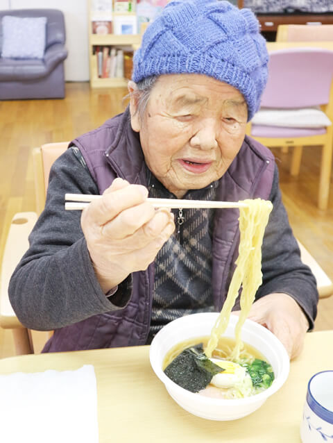 在宅サービスセンター ひので理想郷の園ラーメンを食べるご利用者様