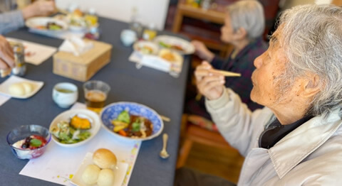 ランチを食べるご利用者さま