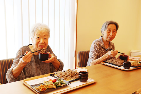 そばを食べるご利用者さま