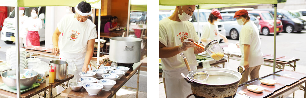 ラーメンの準備をする職員