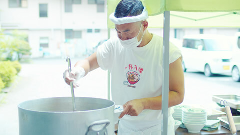 ラーメンをつくる職員