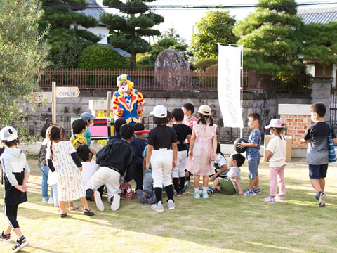 ミニ・サーカス団と子供達