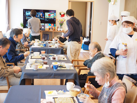 そばを食べるご利用者さま