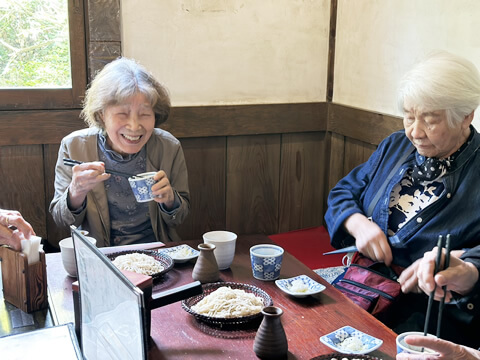 お食事をするご利用者さま