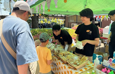 スプリングフェスタで焼き立てパンを販売するサンライズ
