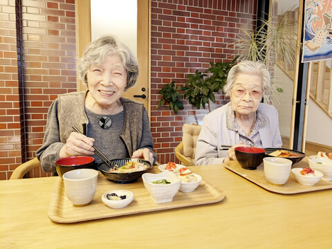 海鮮メニューを召し上がるご利用者さま