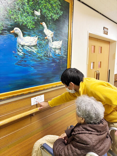 絵画の説明を受けるご利用者さま