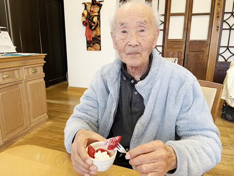 いちごを食べるご利用者さま