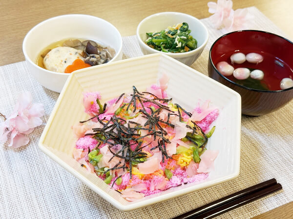 ご入居者に人気の春メニュー「桜ちらし寿司」