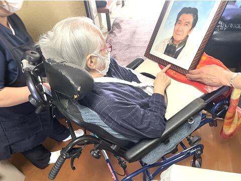 旦那様のお写真をご覧になるご利用者さま