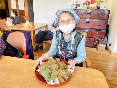 出来上がった柏餅とご利用者さま