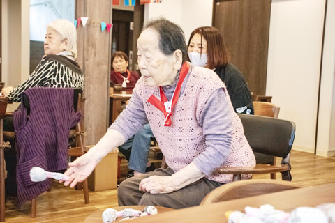 お玉リレーを楽しむご利用者さま