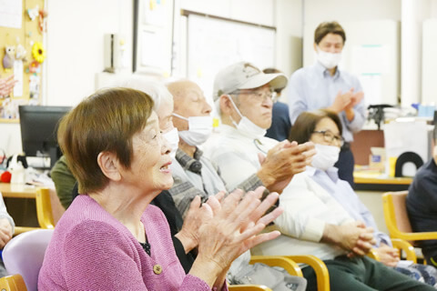 拍手するご利用者さま