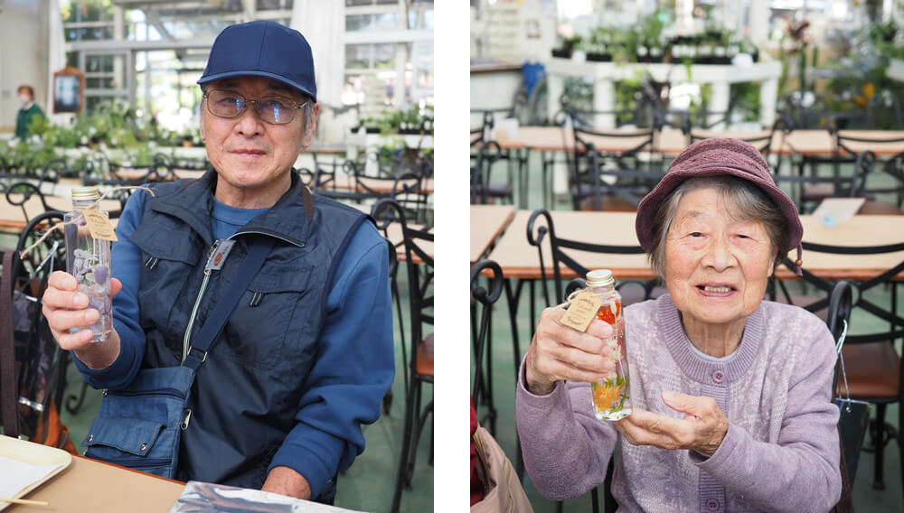 完成したハ―バリウムを持って笑顔のご利用者さま