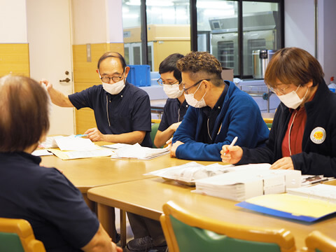 外出について検討する職員