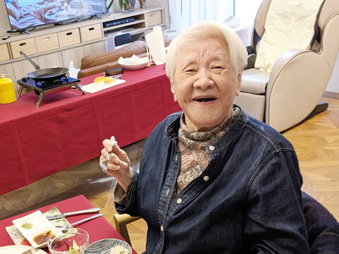 ステーキランチを食べて笑顔のご利用者さま